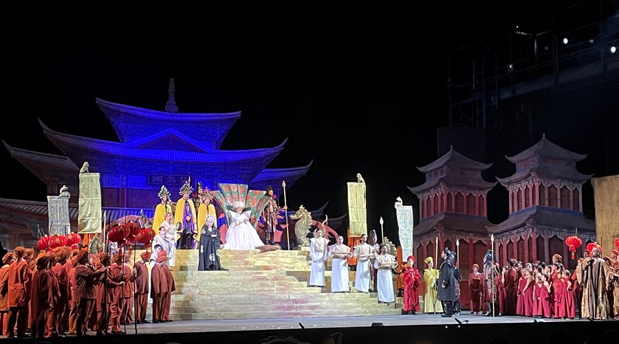 202516_TorreDelLago_02_Turandot_panoramica2_phGiorgioAndreuccetti 202516_TorreDelLago_02_Turandot_panoramica2_phGiorgioAndreuccetti