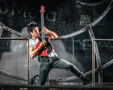 20260325_Fe_02_WeWillRockYou_scena 20260325_Fe_02_WeWillRockYou_scena