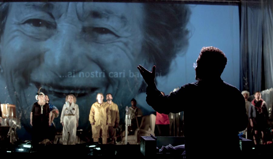 200701_TorreDelLago_03_GianniSchicchi_Scena_phLorenzoMontanelli 200701_TorreDelLago_03_GianniSchicchi_Scena_phLorenzoMontanelli