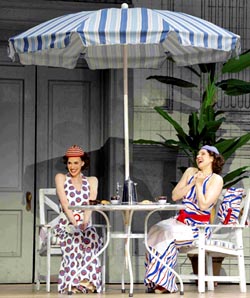 20260414_09_Chicago_CosiFanTutte_JacquelynStuckerCeciliaMolinari_phCoryWeaver
